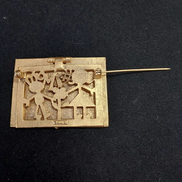 Vintage AJC Signed Mother's Day Mail Brooch Gold Tone - Picture 8 of 13